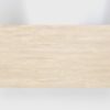 Stół minimalistyczny Basic FYRA ma blat wykonany z litego, specjalnie wyselekcjonowanego drewna dębowego. Tworzy on niepowtarzalny rysunek. Widoczne są także spękania. Blat jest bielony, dzięki temu biały kolor nie zakrywa naturalnego rysunku drewna, nie powstaje efekt okleiny.