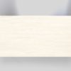 Blat białego stołu Basic Fem wykonany jest ze strukturyzowanego, bielonego drewna dębowego, zabezpieczonego naturalnymi olejami do drewna. Kolor blatu jest jednolity, jednak nie tworzy efektu okleiny. Delikatnie widoczny jest naturalny rysunek drewna oraz zróżnicowanie kolorystyczne.