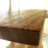 Regał nowoczesny BONITO składa się ze stalowego stelaża pomalowanego proszkowo na kolor biały oraz pięciu półek wykonanych ręcznie ze specjalnie wyszukanego i wyselekcjonowanego drewna dębowego. Produkcja półek jest ręczna. Powierzchnia drewna jest strukturyzowane, zabezpieczone naturalnym olejem do drewna.