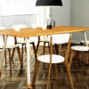 Stół do jadalni FINT z drewnianym blatem i metalowymi nogami wpisze się w wystrój każdego współczesnego wnętrza.