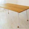 Drewniany prostokątny blat stołu jest starannie wykończony przez wprawnych rzemieślników. Z tego samego materiału wykonane są finezyjne stopy którymi zakończone są metalowe nogi stołu. Prostota i elegancja w najlepszym wydaniu. Skandynawski stół do jadalni FINT z białymi nogami jest solidny i wygodny.