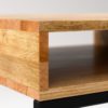 Minimalistyczny design i prosta konstrukcja sprawiają że biurko ma niezwykle lekki i nowoczesny charakter. Pasuje idealnie do eleganckiego gabinetu oraz do nowoczesnego biura.