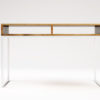 LIGHT SKRIVEN to nowoczesne biurko o prostych liniach, wykonane z litego drewna dębowego oraz stali. Rama biurka jest wykonana z wąskich profili stalowych o przekroju 2cm, pomalowanych proszkowo.