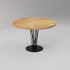 okrągły stół z drewnianym blatem i nogą wykonaną z prętów. Drewno dębowe, noga stalowa malowana proszkowo na kolor czarny - mat